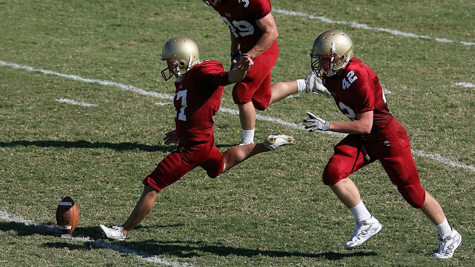16岁新星2分钟梅开二度闪耀青年赛场！中国足球未来王牌4场造11球，激情庆祝致敬偶像C罗